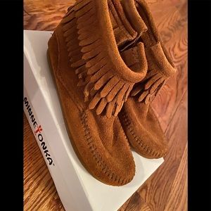 BNIB Minnetonka Brown Fringe Boots